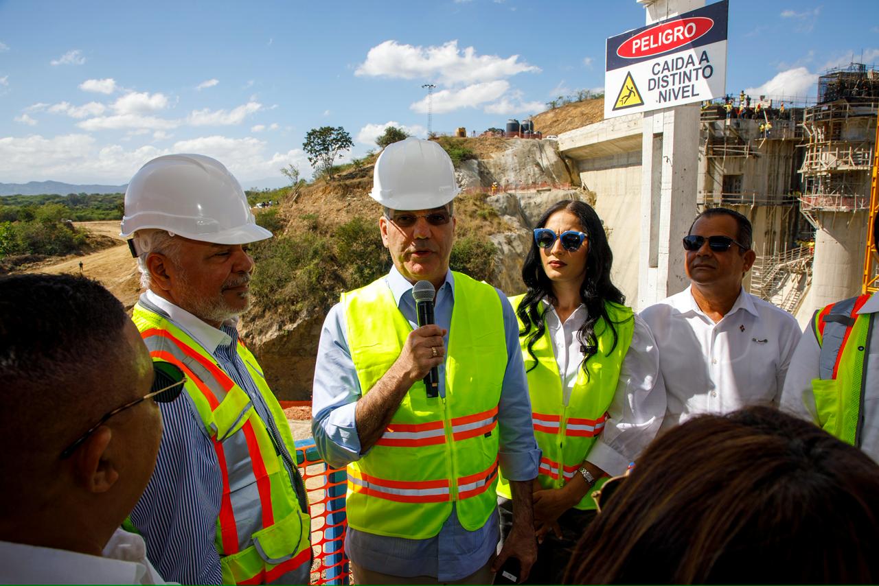 SANTIAGO RODRÍGUEZ (R. Dominicana).- El presidente de la República, Luis Abinader, encabezó el acto en el que se efectuó el desvío definitivo del río Guayubín, un hito importante en la fase final de la construcción de la presa Boca de los Ríos, en la provincia de Santiago Rodríguez, a cargo de la Empresa de Generación Hidroeléctrica Dominicana (EGEHID).