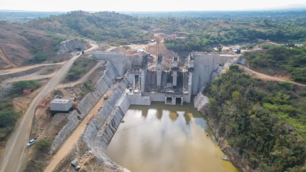 SANTIAGO RODRÍGUEZ (R. Dominicana).- El presidente de la República, Luis Abinader, encabezó el acto en el que se efectuó el desvío definitivo del río Guayubín, un hito importante en la fase final de la construcción de la presa Boca de los Ríos, en la provincia de Santiago Rodríguez, a cargo de la Empresa de Generación Hidroeléctrica Dominicana (EGEHID).