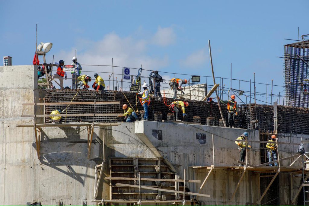SANTIAGO RODRÍGUEZ (R. Dominicana).- El presidente de la República, Luis Abinader, encabezó el acto en el que se efectuó el desvío definitivo del río Guayubín, un hito importante en la fase final de la construcción de la presa Boca de los Ríos, en la provincia de Santiago Rodríguez, a cargo de la Empresa de Generación Hidroeléctrica Dominicana (EGEHID).