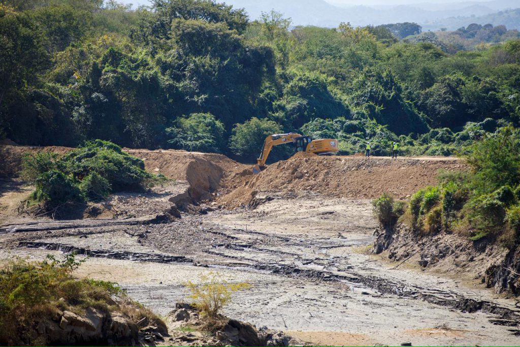 SANTIAGO RODRÍGUEZ (R. Dominicana).- El presidente de la República, Luis Abinader, encabezó el acto en el que se efectuó el desvío definitivo del río Guayubín, un hito importante en la fase final de la construcción de la presa Boca de los Ríos, en la provincia de Santiago Rodríguez, a cargo de la Empresa de Generación Hidroeléctrica Dominicana (EGEHID).