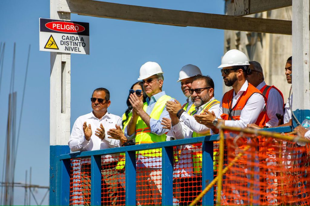 SANTIAGO RODRÍGUEZ (R. Dominicana).- El presidente de la República, Luis Abinader, encabezó el acto en el que se efectuó el desvío definitivo del río Guayubín, un hito importante en la fase final de la construcción de la presa Boca de los Ríos, en la provincia de Santiago Rodríguez, a cargo de la Empresa de Generación Hidroeléctrica Dominicana (EGEHID).