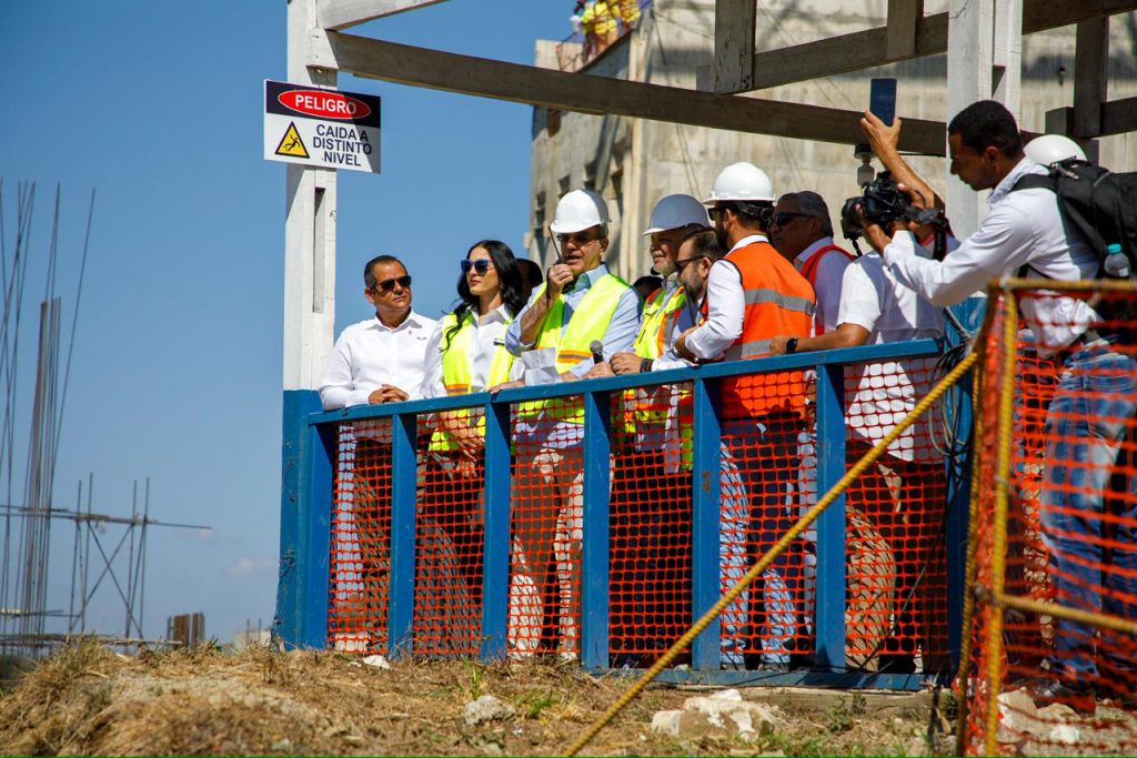 SANTIAGO RODRÍGUEZ (R. Dominicana).- El presidente de la República, Luis Abinader, encabezó el acto en el que se efectuó el desvío definitivo del río Guayubín, un hito importante en la fase final de la construcción de la presa Boca de los Ríos, en la provincia de Santiago Rodríguez, a cargo de la Empresa de Generación Hidroeléctrica Dominicana (EGEHID).
