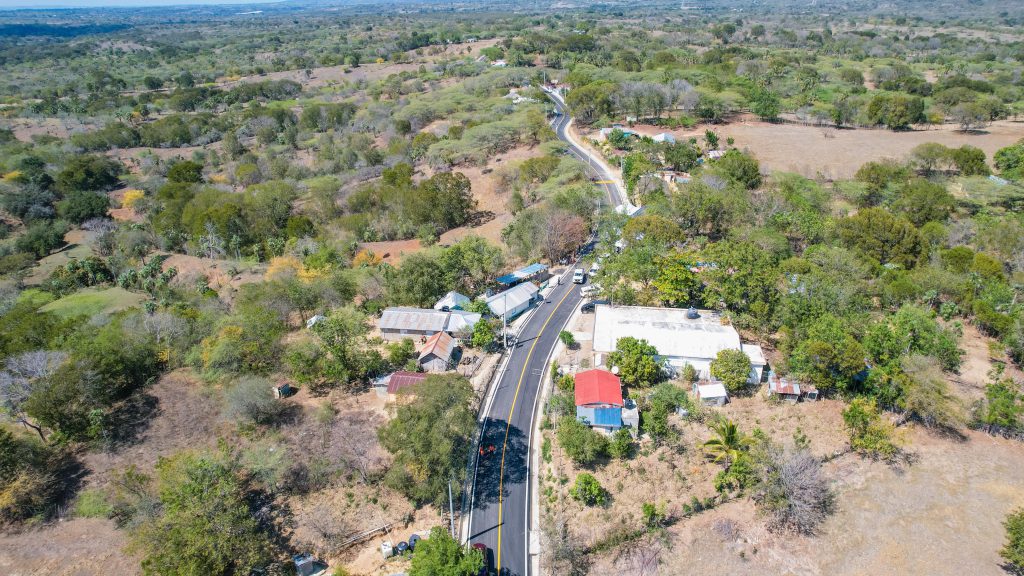 Las obras, ejecutadas por la EGEHID impactan directamente a las comunidades de La Puerta del Mulo, Alto de la Cana, Arenoso, Caimito, Juan Becerra, Maguana, Arroyo Seco, Las Caobas, Caobanita, Clavijo y Los Ingenitos, en San Ignacio de Sabaneta.