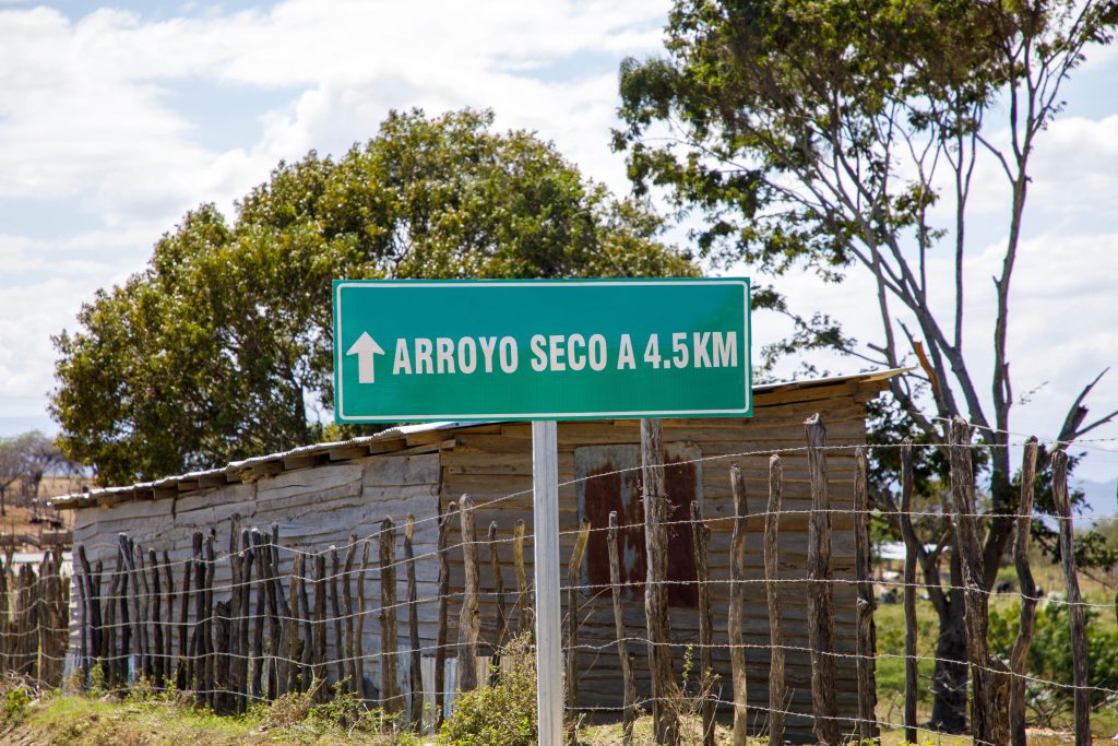 Las obras, ejecutadas por la EGEHID impactan directamente a las comunidades de La Puerta del Mulo, Alto de la Cana, Arenoso, Caimito, Juan Becerra, Maguana, Arroyo Seco, Las Caobas, Caobanita, Clavijo y Los Ingenitos, en San Ignacio de Sabaneta.