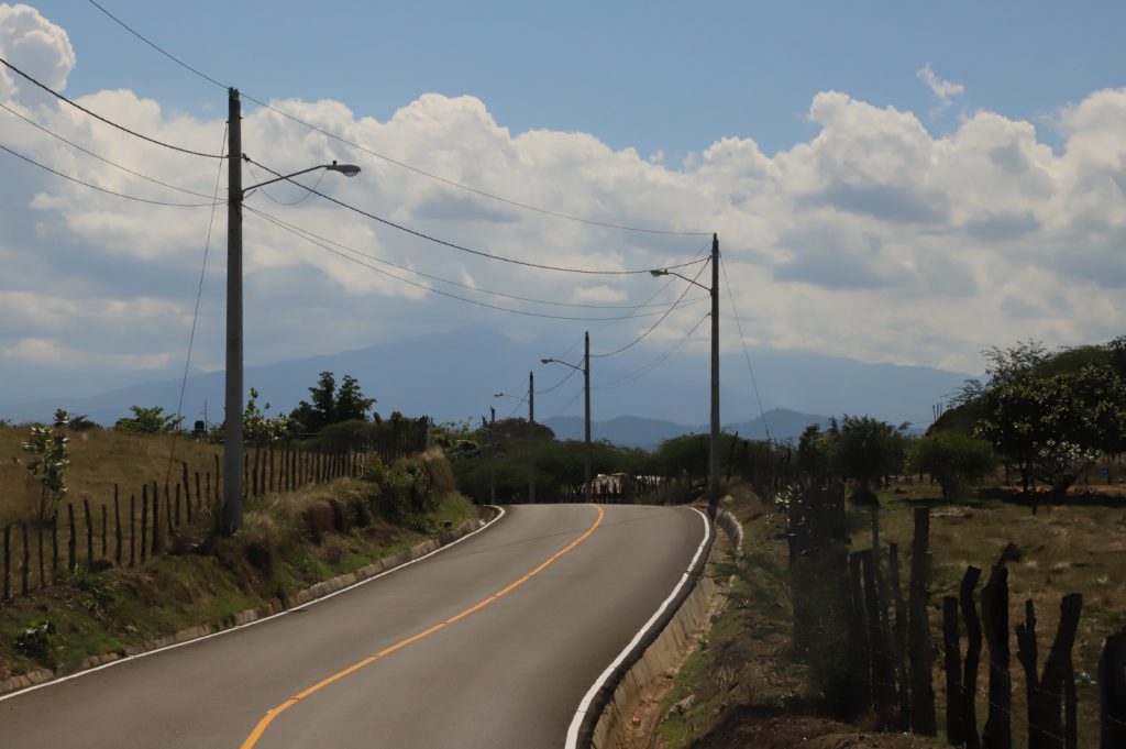 Las obras, ejecutadas por la EGEHID impactan directamente a las comunidades de La Puerta del Mulo, Alto de la Cana, Arenoso, Caimito, Juan Becerra, Maguana, Arroyo Seco, Las Caobas, Caobanita, Clavijo y Los Ingenitos, en San Ignacio de Sabaneta.