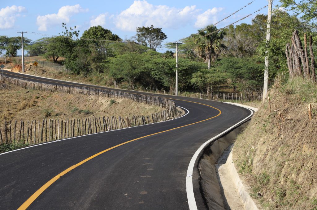 SANTIAGO RODRÍGUEZ (R. Dominicana).- El presidente de la República, Luis Abinader, encabezó la inauguración de la carretera de Puerta del Mulo, en el municipio de San Ignacio de Sabaneta, provincia de Santiago Rodríguez, reconstruida por la Empresa de Generación Hidroeléctrica Dominicana (EGEHID).