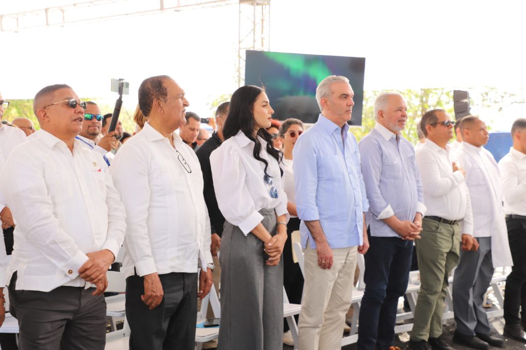 SANTIAGO RODRÍGUEZ (R. Dominicana).- El presidente de la República, Luis Abinader, encabezó la inauguración de la carretera de Puerta del Mulo, en el municipio de San Ignacio de Sabaneta, provincia de Santiago Rodríguez, reconstruida por la Empresa de Generación Hidroeléctrica Dominicana (EGEHID).