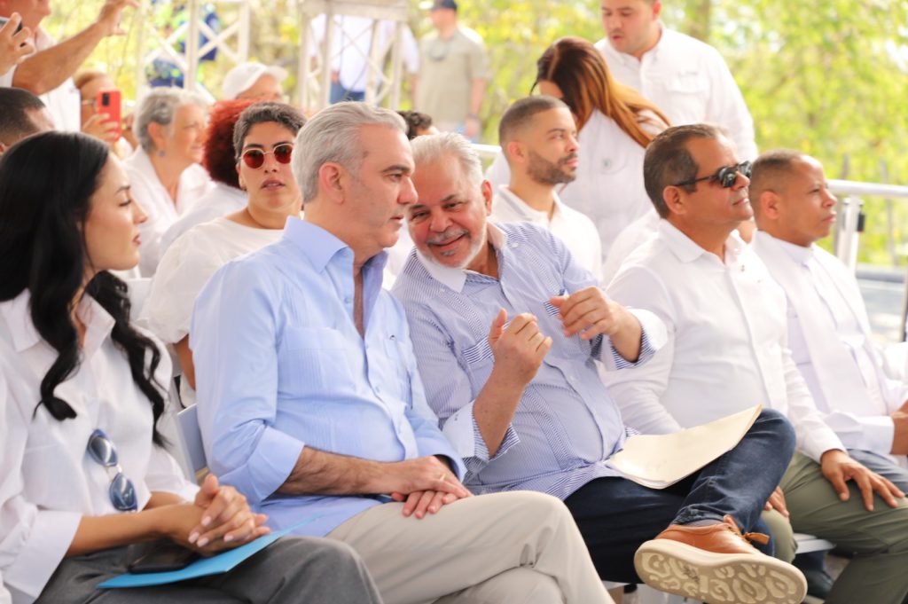 SANTIAGO RODRÍGUEZ (R. Dominicana).- El presidente de la República, Luis Abinader, encabezó la inauguración de la carretera de Puerta del Mulo, en el municipio de San Ignacio de Sabaneta, provincia de Santiago Rodríguez, reconstruida por la Empresa de Generación Hidroeléctrica Dominicana (EGEHID).