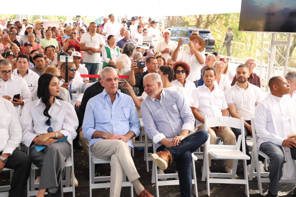 SANTIAGO RODRÍGUEZ (R. Dominicana).- El presidente de la República, Luis Abinader, encabezó la inauguración de la carretera de Arroyo Seco, en el municipio de San Ignacio de Sabaneta, provincia de Santiago Rodríguez, reconstruida por la Empresa de Generación Hidroeléctrica Dominicana (EGEHID), con una inversión de RD$ 239,321,759.28.