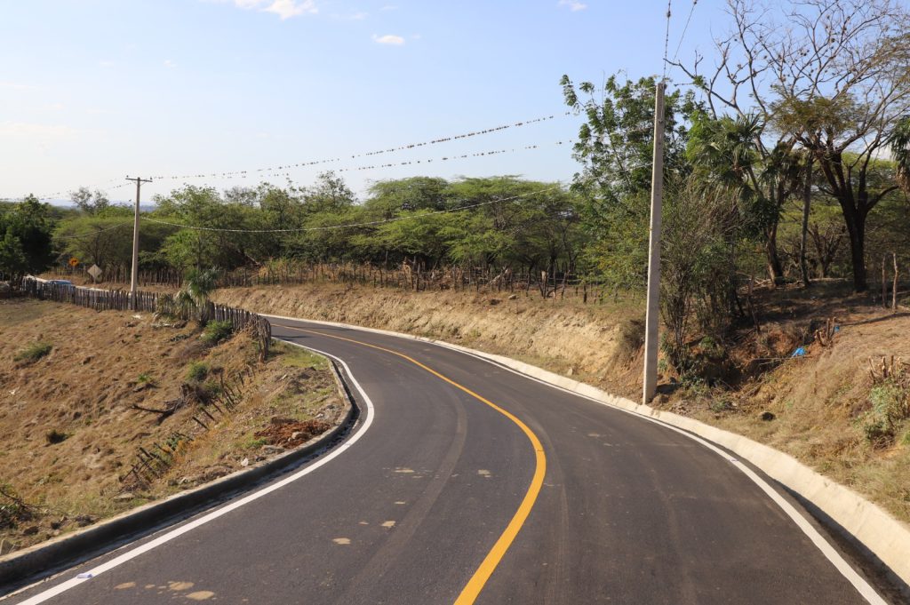 SANTIAGO RODRÍGUEZ (R. Dominicana).- El presidente de la República, Luis Abinader, encabezó la inauguración de la carretera de Arroyo Seco, en el municipio de San Ignacio de Sabaneta, provincia de Santiago Rodríguez, reconstruida por la Empresa de Generación Hidroeléctrica Dominicana (EGEHID), con una inversión de RD$ 239,321,759.28.