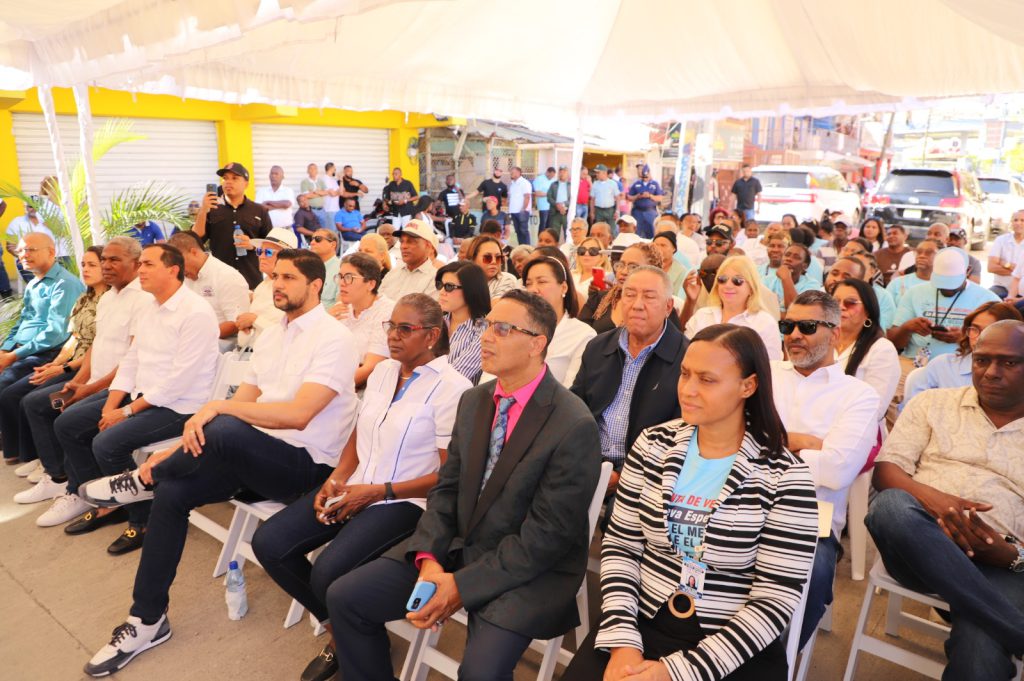 SAN CRISTÓBAL (R. Dominicana).- La Empresa de Generación Hidroeléctrica Dominicana (EGEHID) inauguró y entregó en Haina, un tramo de la carretera Sánchez que había sido dañado por un derrumbe durante el paso de la tormenta Melissa en octubre del año 2025.
De esta forma, quedó restablecido el tránsito por la vía principal de acceso al municipio de Los Bajos, provincia de San Cristóbal.