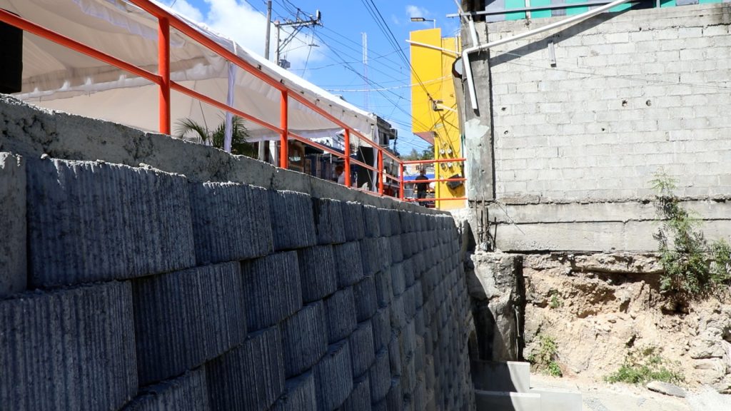 SAN CRISTÓBAL (R. Dominicana).- La Empresa de Generación Hidroeléctrica Dominicana (EGEHID) inauguró y entregó en Haina, un tramo de la carretera Sánchez que había sido dañado por un derrumbe durante el paso de la tormenta Melissa en octubre del año 2025.
De esta forma, quedó restablecido el tránsito por la vía principal de acceso al municipio de Los Bajos, provincia de San Cristóbal.