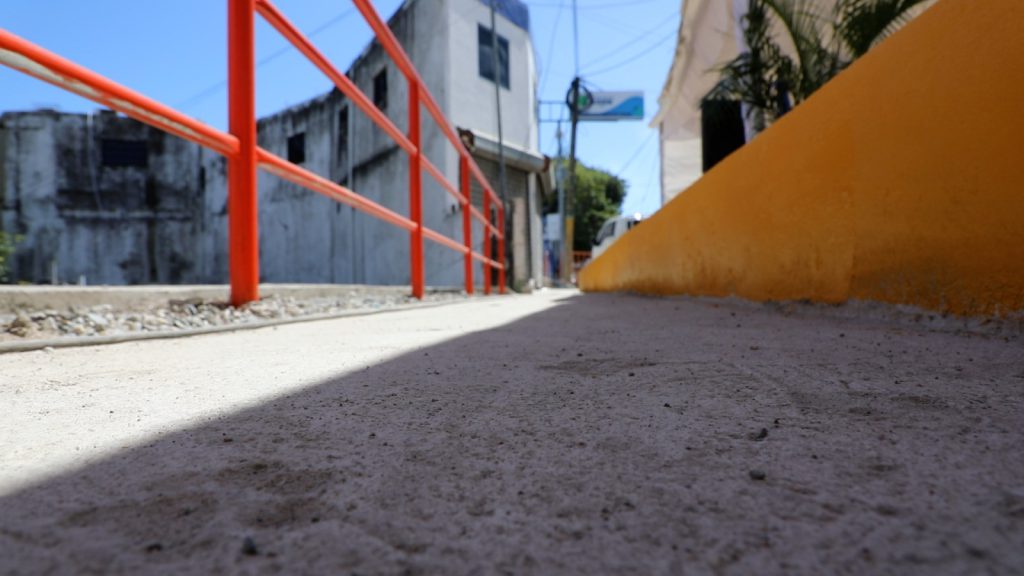 SAN CRISTÓBAL (R. Dominicana).- La Empresa de Generación Hidroeléctrica Dominicana (EGEHID) inauguró y entregó en Haina, un tramo de la carretera Sánchez que había sido dañado por un derrumbe durante el paso de la tormenta Melissa en octubre del año 2025.
De esta forma, quedó restablecido el tránsito por la vía principal de acceso al municipio de Los Bajos, provincia de San Cristóbal.