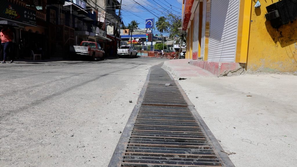SAN CRISTÓBAL (R. Dominicana).- La Empresa de Generación Hidroeléctrica Dominicana (EGEHID) inauguró y entregó en Haina, un tramo de la carretera Sánchez que había sido dañado por un derrumbe durante el paso de la tormenta Melissa en octubre del año 2025.
De esta forma, quedó restablecido el tránsito por la vía principal de acceso al municipio de Los Bajos, provincia de San Cristóbal.