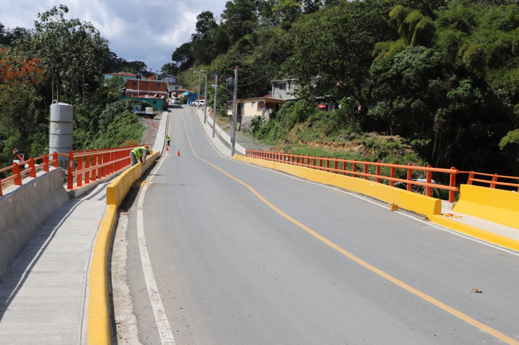 SAN CRISTÓBAL (R. Dominicana).- La vicepresidenta de la República, Raquel Peña, encabezó el acto de inauguración del puente sobre el arroyo Los Calimetes, en el municipio de Los Cacaos, provincia de San Cristóbal, construido por la Empresa de Generación Hidroeléctrica Dominicana (EGEHID).