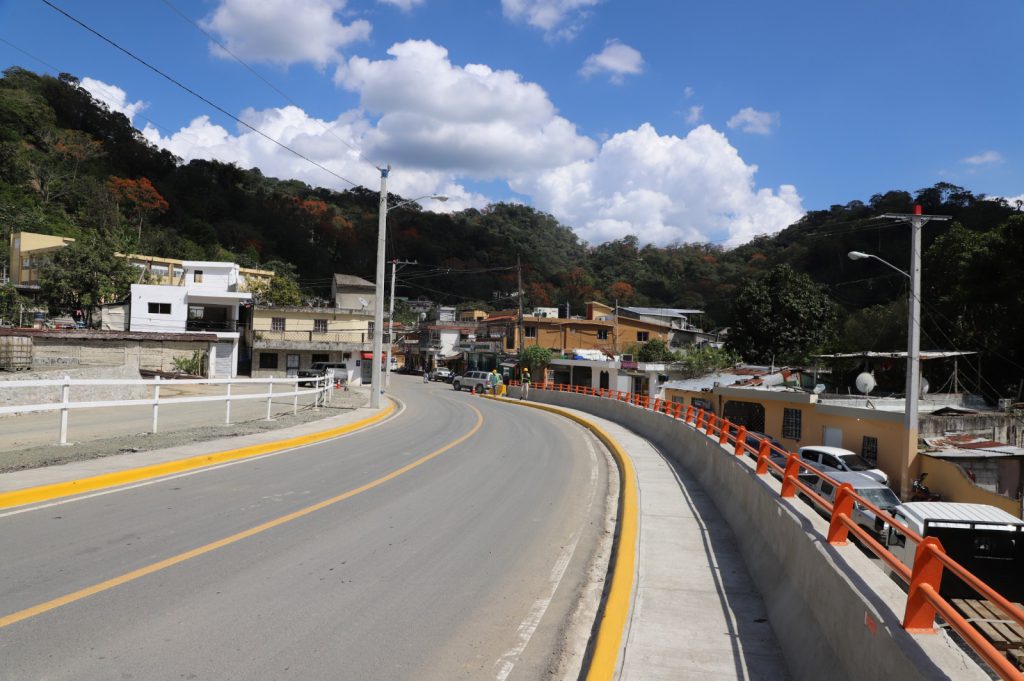 SAN CRISTÓBAL (R. Dominicana).- La vicepresidenta de la República, Raquel Peña, encabezó el acto de inauguración del puente sobre el arroyo Los Calimetes, en el municipio de Los Cacaos, provincia de San Cristóbal, construido por la Empresa de Generación Hidroeléctrica Dominicana (EGEHID).