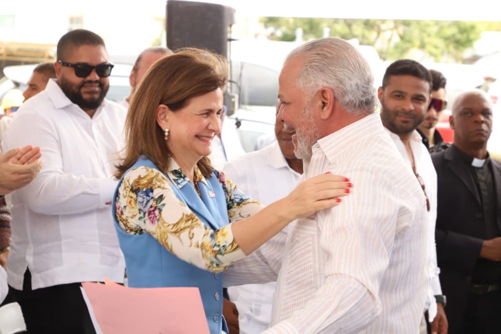 SAN CRISTÓBAL (R. Dominicana).- La vicepresidenta de la República, Raquel Peña, encabezó el acto de inauguración del puente sobre el arroyo Los Calimetes, en el municipio de Los Cacaos, provincia de San Cristóbal, construido por la Empresa de Generación Hidroeléctrica Dominicana (EGEHID).