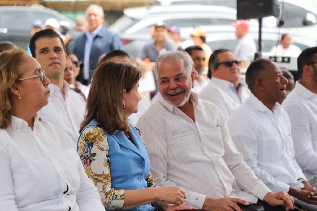 SAN CRISTÓBAL (R. Dominicana).- La vicepresidenta de la República, Raquel Peña, encabezó el acto de inauguración del puente sobre el arroyo Los Calimetes, en el municipio de Los Cacaos, provincia de San Cristóbal, construido por la Empresa de Generación Hidroeléctrica Dominicana (EGEHID).