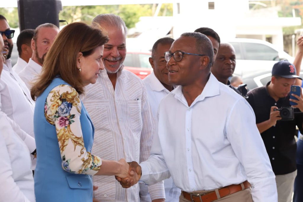 SAN CRISTÓBAL (R. Dominicana).- La vicepresidenta de la República, Raquel Peña, encabezó el acto de inauguración del puente sobre el arroyo Los Calimetes, en el municipio de Los Cacaos, provincia de San Cristóbal, construido por la Empresa de Generación Hidroeléctrica Dominicana (EGEHID).