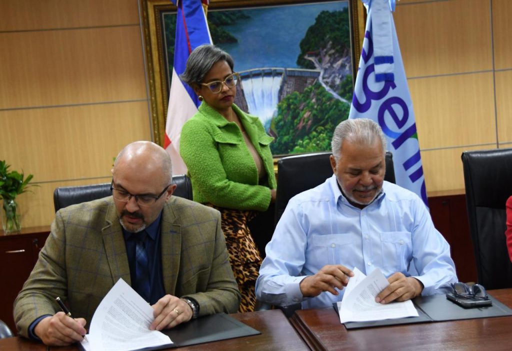 SANTO DOMINGO (R. Dominicana).- La Empresa de Generación Hidroeléctrica Dominicana (EGEHID) y la firma británica de gestión de proyectos, Mott MacDonald, formalizaron un contrato de asesoría técnica especializada para el acompañamiento en la ejecución de los proyectos del Máster Plan 2028, puesto en marcha por la entidad estatal.