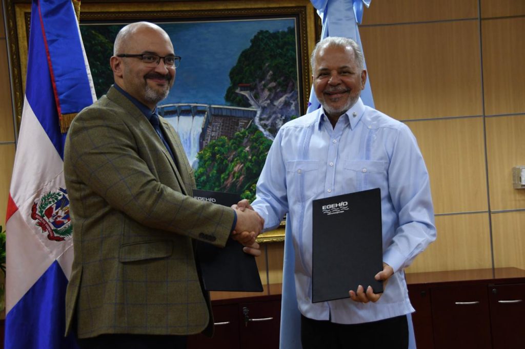 SANTO DOMINGO (R. Dominicana).- La Empresa de Generación Hidroeléctrica Dominicana (EGEHID) y la firma británica de gestión de proyectos, Mott MacDonald, formalizaron un contrato de asesoría técnica especializada para el acompañamiento en la ejecución de los proyectos del Máster Plan 2028, puesto en marcha por la entidad estatal.