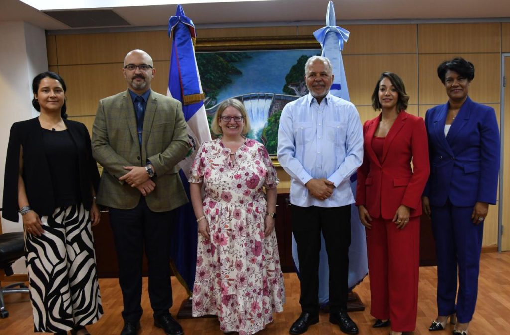 SANTO DOMINGO (R. Dominicana).- La Empresa de Generación Hidroeléctrica Dominicana (EGEHID) y la firma británica de gestión de proyectos, Mott MacDonald, formalizaron un contrato de asesoría técnica especializada para el acompañamiento en la ejecución de los proyectos del Máster Plan 2028, puesto en marcha por la entidad estatal.