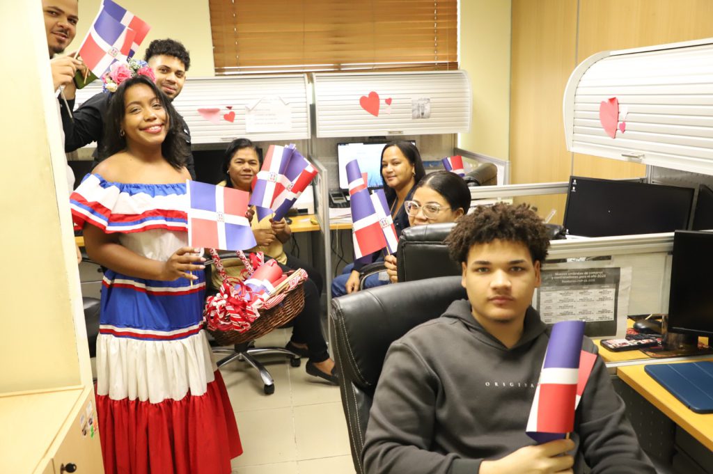 Con la entrega de una bandera, fueron recibidos este jueves los colaboradores de la Empresa de Generación Hidroeléctrica Dominicana (EGEHID). Un equipo de la Dirección de Protocolo fue instalado en el lobby del edificio que aloja la entidad, para darle los buenos días a cada uno y entregarles una bandera en miniatura, a propósito de la conmemoración del 182 aniversario de la Independencia Nacional este 27 de febrero.