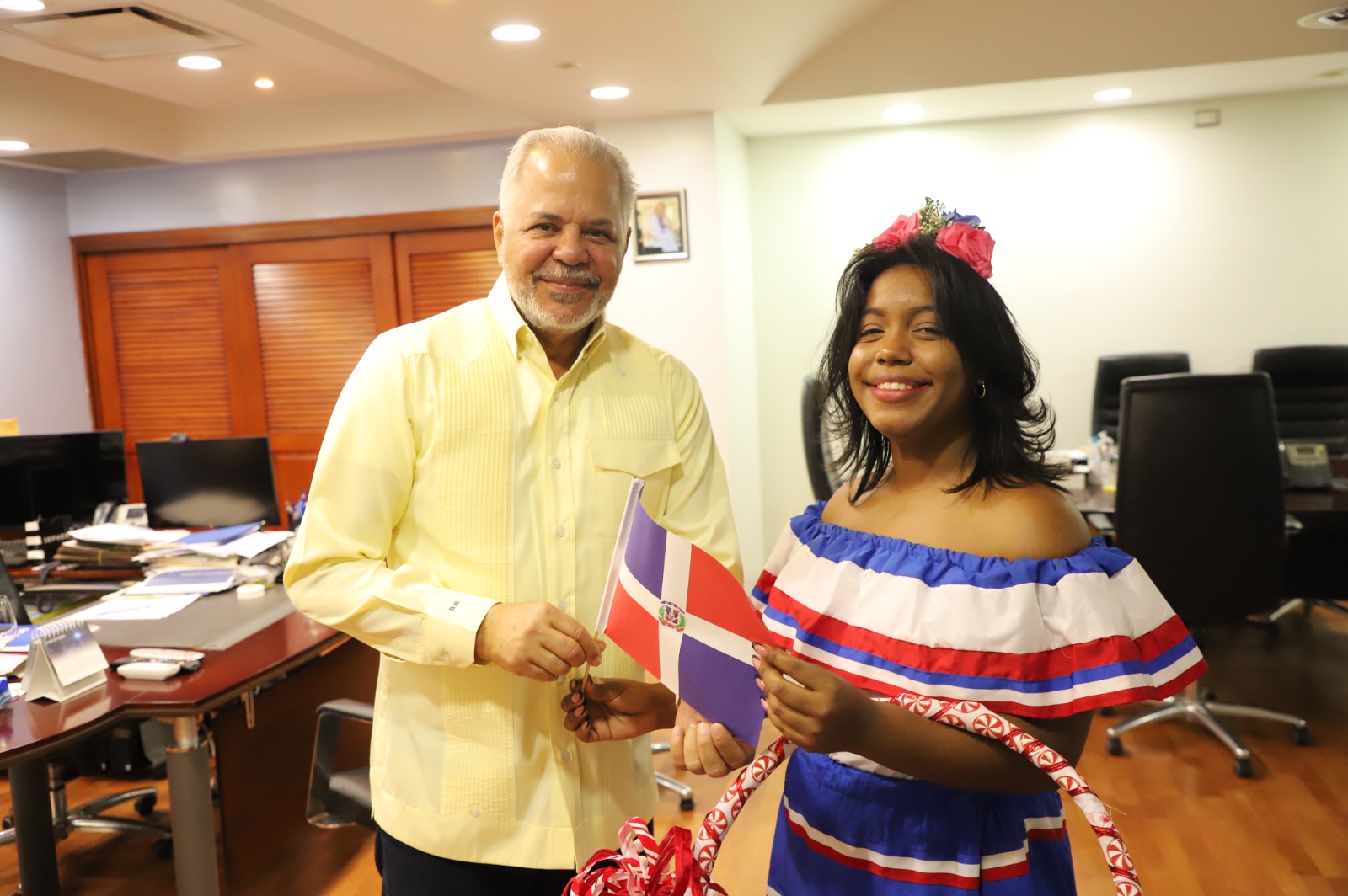 Con la entrega de una bandera, fueron recibidos este jueves los colaboradores de la Empresa de Generación Hidroeléctrica Dominicana (EGEHID). Un equipo de la Dirección de Protocolo fue instalado en el lobby del edificio que aloja la entidad, para darle los buenos días a cada uno y entregarles una bandera en miniatura, a propósito de la conmemoración del 182 aniversario de la Independencia Nacional este 27 de febrero.