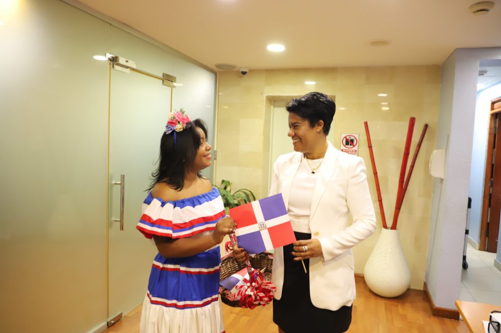 Con la entrega de una bandera, fueron recibidos este jueves los colaboradores de la Empresa de Generación Hidroeléctrica Dominicana (EGEHID). Un equipo de la Dirección de Protocolo fue instalado en el lobby del edificio que aloja la entidad, para darle los buenos días a cada uno y entregarles una bandera en miniatura, a propósito de la conmemoración del 182 aniversario de la Independencia Nacional este 27 de febrero.