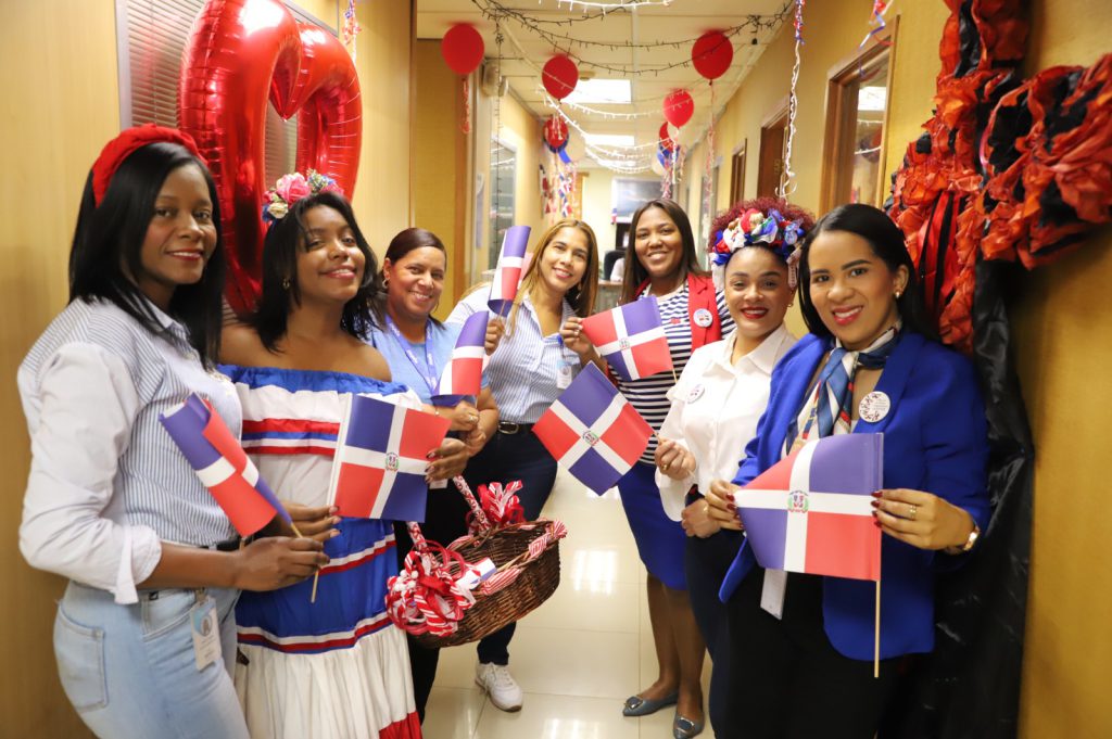 Con la entrega de una bandera, fueron recibidos este jueves los colaboradores de la Empresa de Generación Hidroeléctrica Dominicana (EGEHID). Un equipo de la Dirección de Protocolo fue instalado en el lobby del edificio que aloja la entidad, para darle los buenos días a cada uno y entregarles una bandera en miniatura, a propósito de la conmemoración del 182 aniversario de la Independencia Nacional este 27 de febrero.