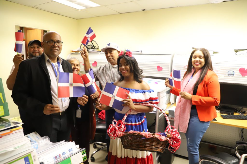 Con la entrega de una bandera, fueron recibidos este jueves los colaboradores de la Empresa de Generación Hidroeléctrica Dominicana (EGEHID). Un equipo de la Dirección de Protocolo fue instalado en el lobby del edificio que aloja la entidad, para darle los buenos días a cada uno y entregarles una bandera en miniatura, a propósito de la conmemoración del 182 aniversario de la Independencia Nacional este 27 de febrero.
