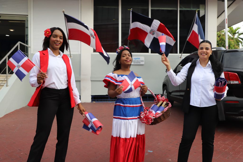 Con la entrega de una bandera, fueron recibidos este jueves los colaboradores de la Empresa de Generación Hidroeléctrica Dominicana (EGEHID). Un equipo de la Dirección de Protocolo fue instalado en el lobby del edificio que aloja la entidad, para darle los buenos días a cada uno y entregarles una bandera en miniatura, a propósito de la conmemoración del 182 aniversario de la Independencia Nacional este 27 de febrero.