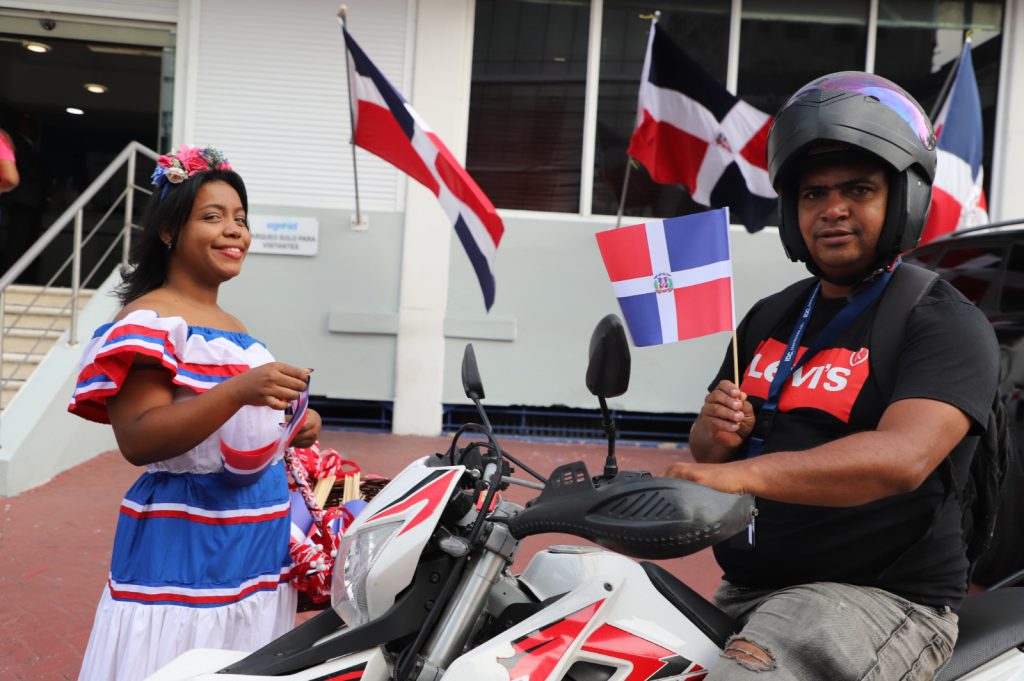 Con la entrega de una bandera, fueron recibidos este jueves los colaboradores de la Empresa de Generación Hidroeléctrica Dominicana (EGEHID). Un equipo de la Dirección de Protocolo fue instalado en el lobby del edificio que aloja la entidad, para darle los buenos días a cada uno y entregarles una bandera en miniatura, a propósito de la conmemoración del 182 aniversario de la Independencia Nacional este 27 de febrero.