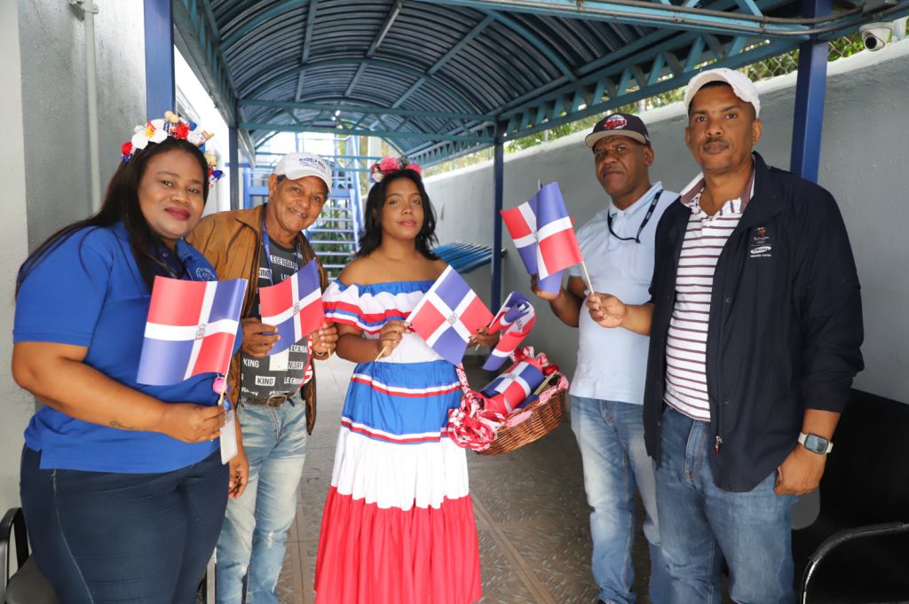 Con la entrega de una bandera, fueron recibidos este jueves los colaboradores de la Empresa de Generación Hidroeléctrica Dominicana (EGEHID). Un equipo de la Dirección de Protocolo fue instalado en el lobby del edificio que aloja la entidad, para darle los buenos días a cada uno y entregarles una bandera en miniatura, a propósito de la conmemoración del 182 aniversario de la Independencia Nacional este 27 de febrero.
