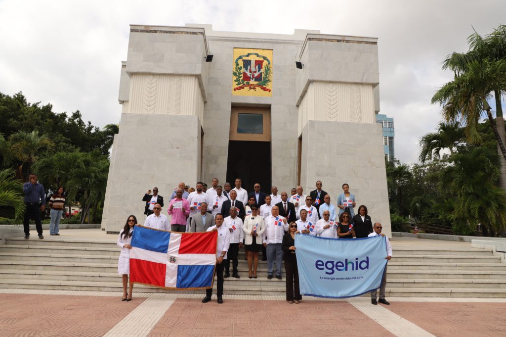 SANTO DOMINGO (R. Dominicana).- La Empresa de Generación Hidroeléctrica Dominicana (EGEHID) depositó una ofrenda floral en el Altar de la Patria, en ocasión de la conmemoración del Mes de la Patria, por el 182 aniversario de la Independencia Nacional.