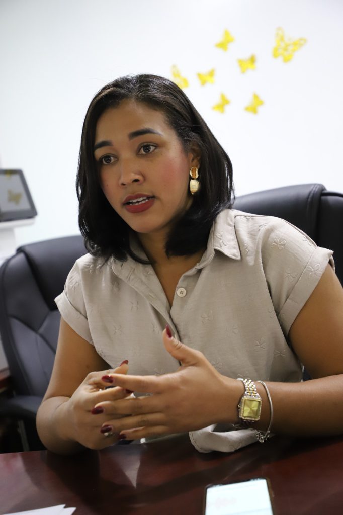 SANTO DOMINGO (R. Dominicana).- Ángela Esterbina Morillo Pineda buscaba un empleo y aceptó trabajar como conserje en la Empresa de Generación Hidroeléctrica Dominicana (EGEHID), porque como madre soltera, tenía bajo su responsabilidad la estabilidad económica de su familia.