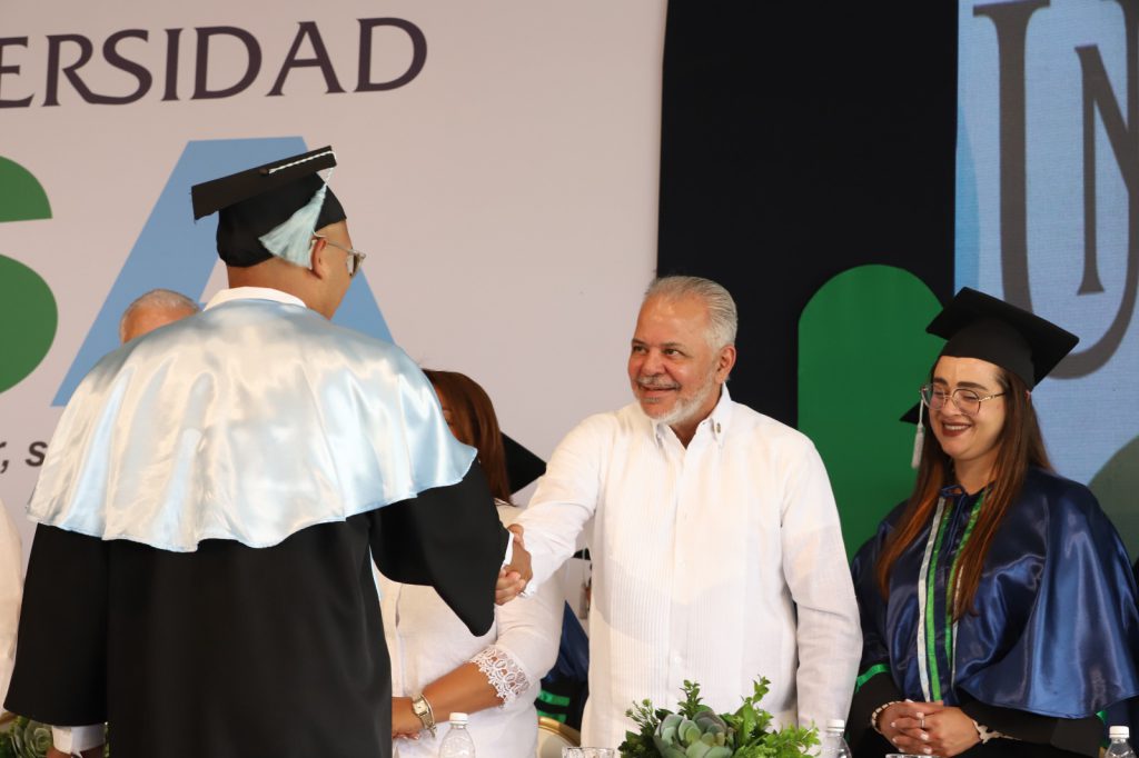 SAN JUAN (R. Dominicana).- El recinto sur de la Universidad ISA , construida por la Empresa de Generación Hidroeléctrica Dominicana  (EGEHID) en Bohechío , provincia de San Juan, graduó los primeros 92 técnicos superiores en una ceremonia que encabezó el presidente de la República, Luís Abinader .