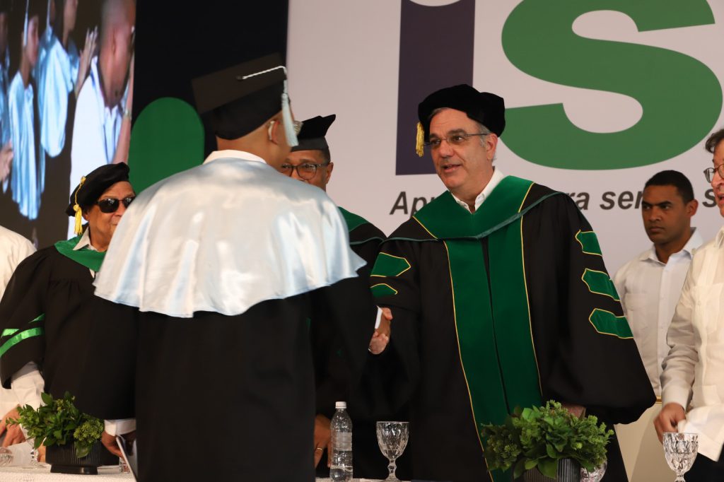 SAN JUAN (R. Dominicana).- El recinto sur de la Universidad ISA , construida por la Empresa de Generación Hidroeléctrica Dominicana  (EGEHID) en Bohechío , provincia de San Juan, graduó los primeros 92 técnicos superiores en una ceremonia que encabezó el presidente de la República, Luís Abinader .