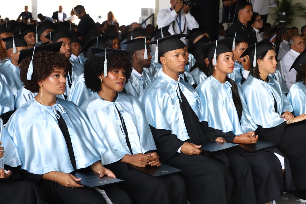 SAN JUAN (R. Dominicana).- El recinto sur de la Universidad ISA , construida por la Empresa de Generación Hidroeléctrica Dominicana  (EGEHID) en Bohechío , provincia de San Juan, graduó los primeros 92 técnicos superiores en una ceremonia que encabezó el presidente de la República, Luís Abinader .