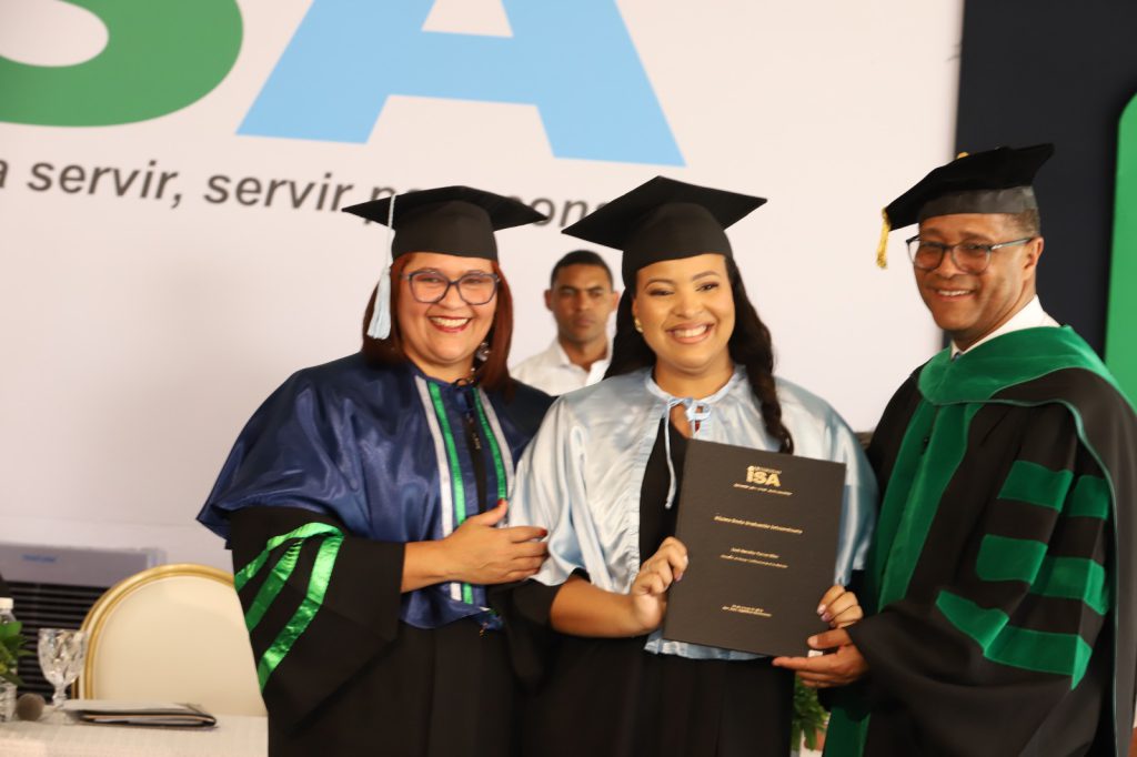 SAN JUAN (R. Dominicana).- El recinto sur de la Universidad ISA , construida por la Empresa de Generación Hidroeléctrica Dominicana  (EGEHID) en Bohechío , provincia de San Juan, graduó los primeros 92 técnicos superiores en una ceremonia que encabezó el presidente de la República, Luís Abinader .