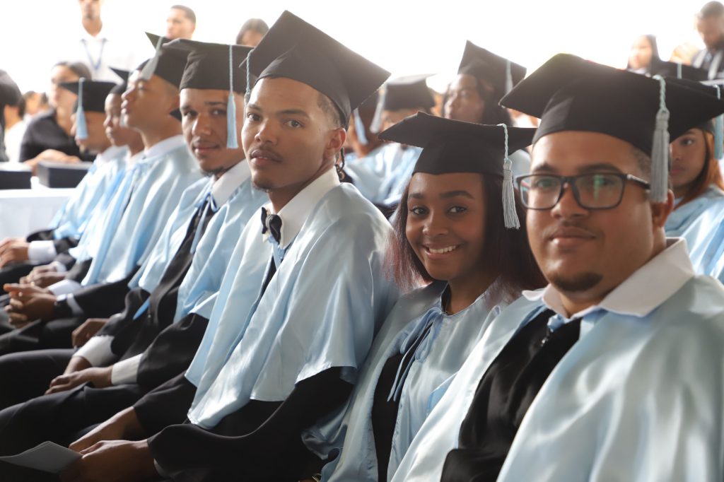 SAN JUAN (R. Dominicana).- El recinto sur de la Universidad ISA , construida por la Empresa de Generación Hidroeléctrica Dominicana  (EGEHID) en Bohechío , provincia de San Juan, graduó los primeros 92 técnicos superiores en una ceremonia que encabezó el presidente de la República, Luís Abinader .
