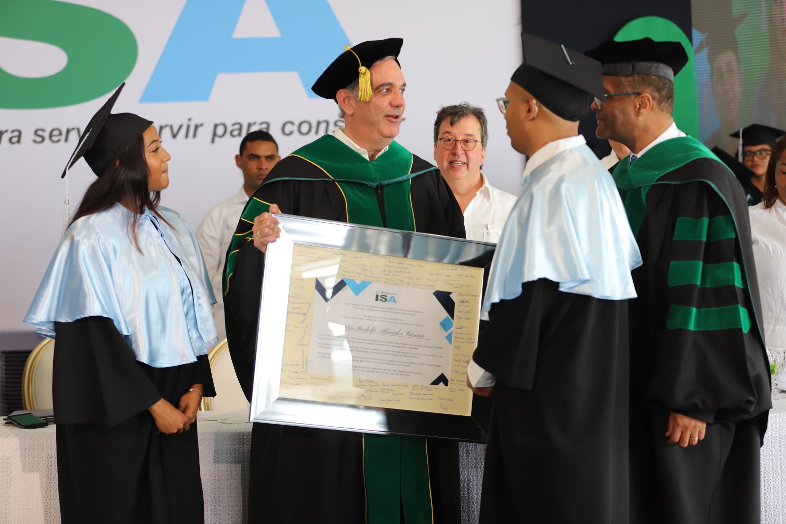 SAN JUAN (R. Dominicana).- El recinto sur de la Universidad ISA , construida por la Empresa de Generación Hidroeléctrica Dominicana (EGEHID) en Bohechío , provincia de San Juan, graduó los primeros 92 técnicos superiores en una ceremonia que encabezó el presidente de la República, Luís Abinader .