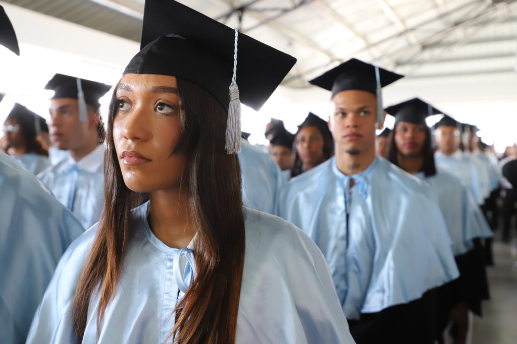SAN JUAN (R. Dominicana).- El recinto sur de la Universidad ISA , construida por la Empresa de Generación Hidroeléctrica Dominicana  (EGEHID) en Bohechío , provincia de San Juan, graduó los primeros 92 técnicos superiores en una ceremonia que encabezó el presidente de la República, Luís Abinader .