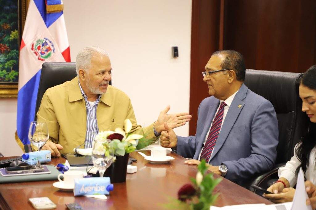 SANTO DOMINGO (R. Dominicana).- En el marco del proceso de socialización del Proyecto de Desarrollo Presa Boca de los Ríos, que se construye en la provincia de Santiago Rodríguez, la Empresa de Generación Hidroeléctrica Dominicana (EGEHID) realizó un nuevo encuentro con las autoridades locales y una representación de las familias desplazadas.
La reunión fue encabezada por el administrador general de EGEHID, ingeniero Rafael Salazar, la presidenta del Consejo Directivo, doctora Rosa Ysabel Ruiz y el administrador René Mateo.