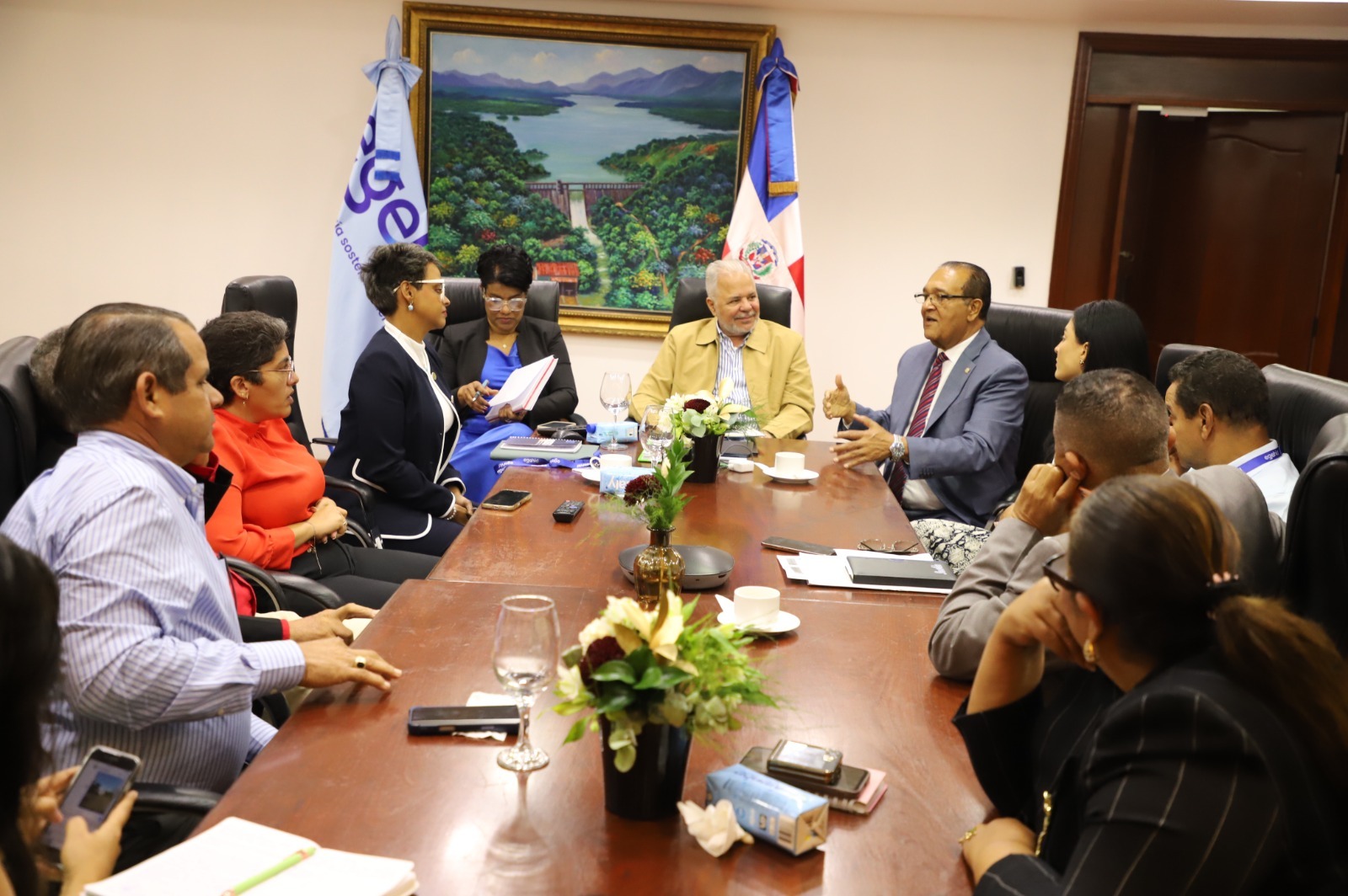 SANTO DOMINGO (R. Dominicana).- En el marco del proceso de socialización del Proyecto de Desarrollo Presa Boca de los Ríos, que se construye en la provincia de Santiago Rodríguez, la Empresa de Generación Hidroeléctrica Dominicana (EGEHID) realizó un nuevo encuentro con las autoridades locales y una representación de las familias desplazadas. La reunión fue encabezada por el administrador general de EGEHID, ingeniero Rafael Salazar, la presidenta del Consejo Directivo, doctora Rosa Ysabel Ruiz y el administrador René Mateo.