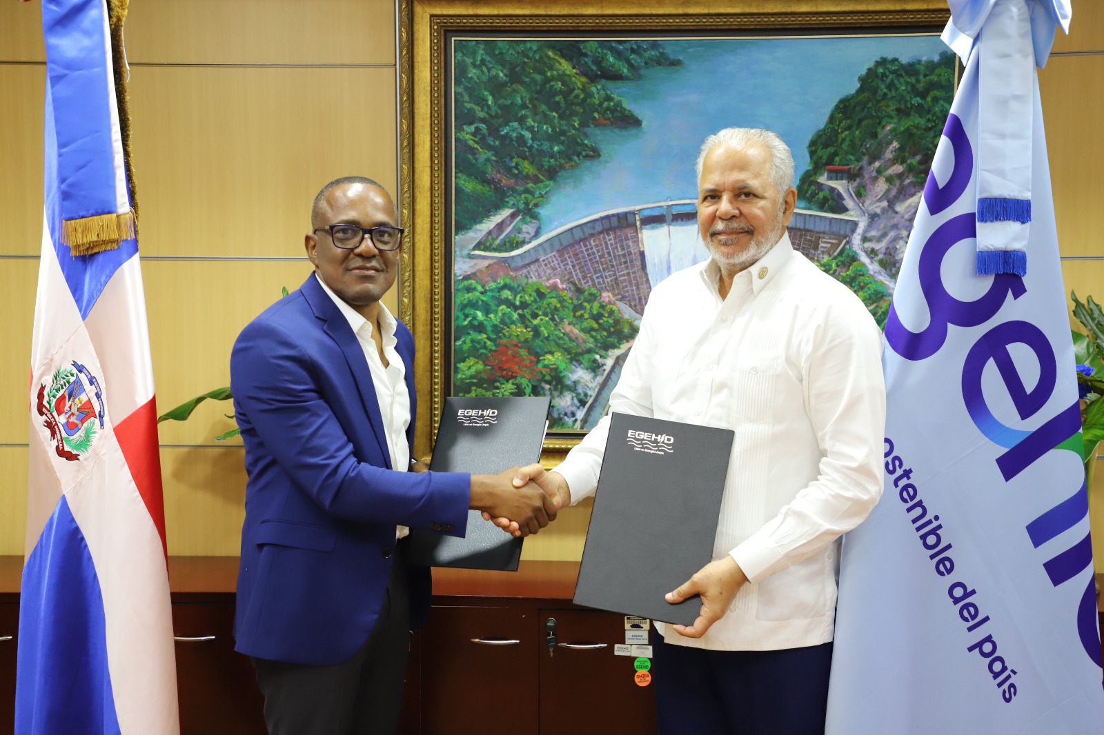 SANTO DOMINGO (R. Dominicana).- La Empresa de Generación Hidroeléctrica Dominicana (EGEHID) y la Alcaldía de San Gregorio de Nigua suscribieron un acuerdo de colaboración con la finalidad de impactar de forma positiva en un plan de descongestionamiento vial que busca la mejoría y ampliación de las infraestructuras viales en el municipio de Nigua.