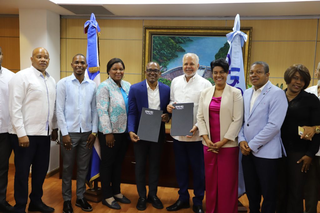 SANTO DOMINGO (R. Dominicana).- La Empresa de Generación Hidroeléctrica Dominicana (EGEHID) y la Alcaldía de San Gregorio de Nigua suscribieron un acuerdo de colaboración con la finalidad de impactar de forma positiva en un plan de descongestionamiento vial que busca la mejoría y ampliación de las infraestructuras viales en el municipio de Nigua.