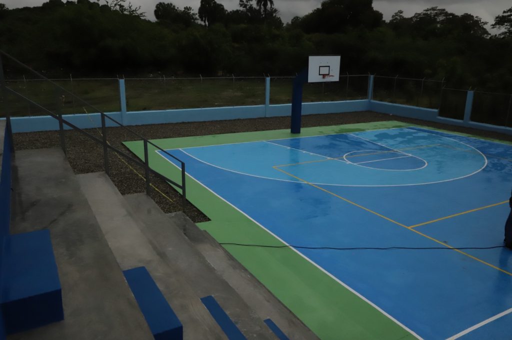PERAVIA (R. Dominicana).- Con el objetivo de fomentar el deporte y la sana convivencia en la comunidad, la Empresa de Generación Hidroeléctrica Dominicana (EGEHID) dejó inaugurada una cancha de baloncesto y voleibol en el distrito municipal de Paya, municipio de Baní, en Peravia.