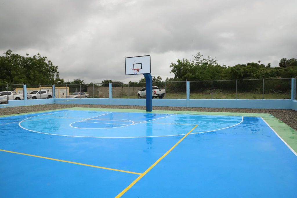 PERAVIA (R. Dominicana).- Con el objetivo de fomentar el deporte y la sana convivencia en la comunidad, la Empresa de Generación Hidroeléctrica Dominicana (EGEHID) dejó inaugurada una cancha de baloncesto y voleibol en el distrito municipal de Paya, municipio de Baní, en Peravia.