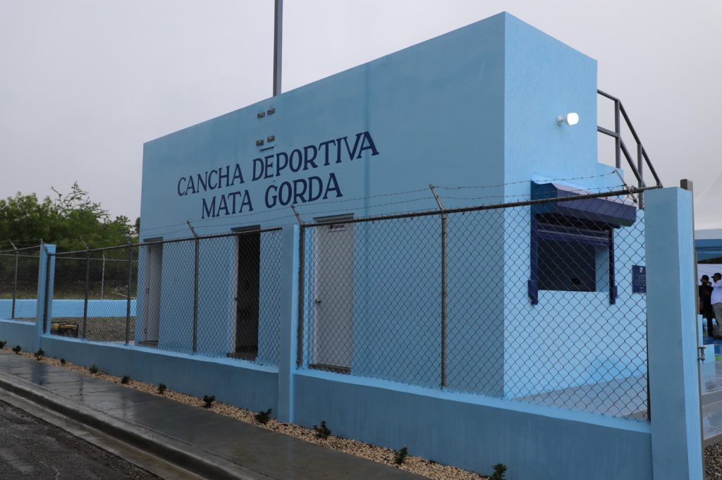 PERAVIA (R. Dominicana).- Con el objetivo de fomentar el deporte y la sana convivencia en la comunidad, la Empresa de Generación Hidroeléctrica Dominicana (EGEHID) dejó inaugurada una cancha de baloncesto y voleibol en el distrito municipal de Paya, municipio de Baní, en Peravia.